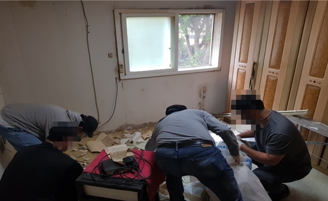 주거환경개선 봉사활동을 하고 있는 사회봉사 대상자들. (사진제공=서울서부준법지원센터)