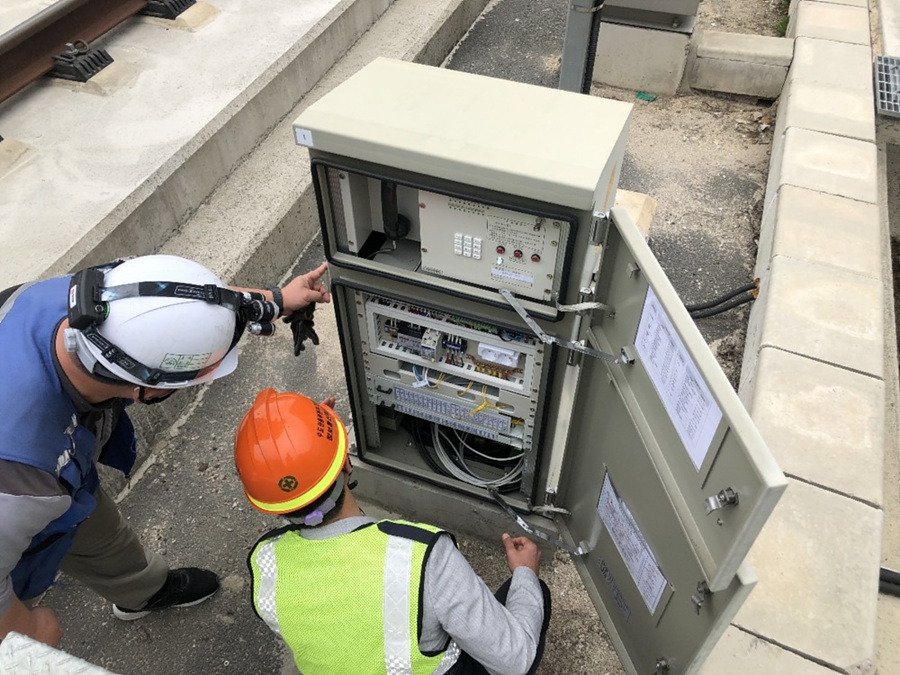 한국철도(코레일) 직원들이 중앙선 안동역에서 여름철 기온상승을 대비해 통신장비의 냉방 팬 가동 상태를 점검하고 있다.(사진=코레일)