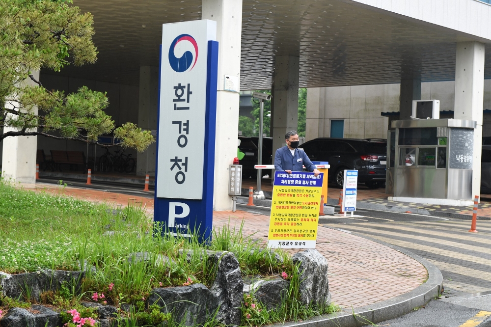 20일 오후 창원시 의창구 낙동강유역환경청 앞에서 1인시위를 벌이고 있는 오규석 부산 기장군수.(사진제공=부산 기장군)