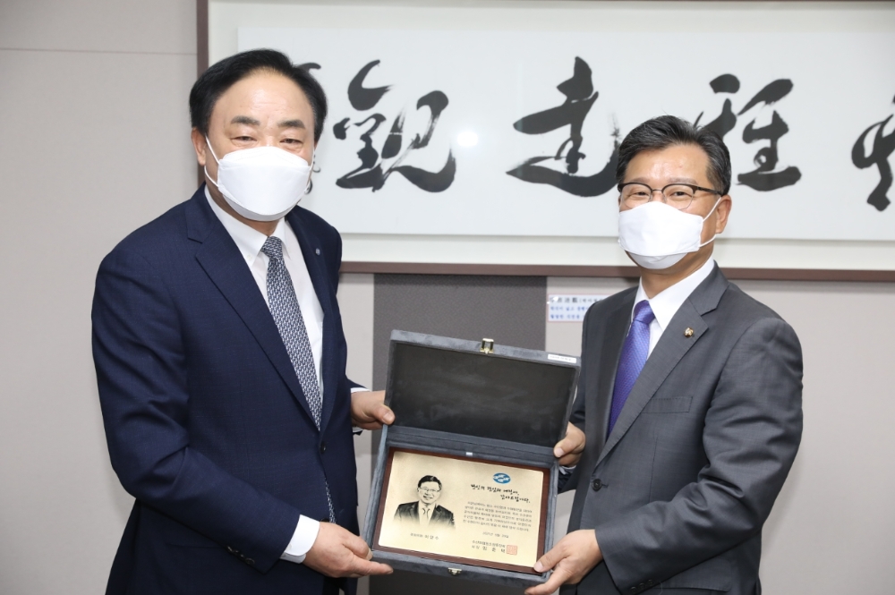 임준택 수협중앙회장이 20일 국민의힘 이양수 의원을 찾아 감사패를 전달했다. (사진=수협중앙회)