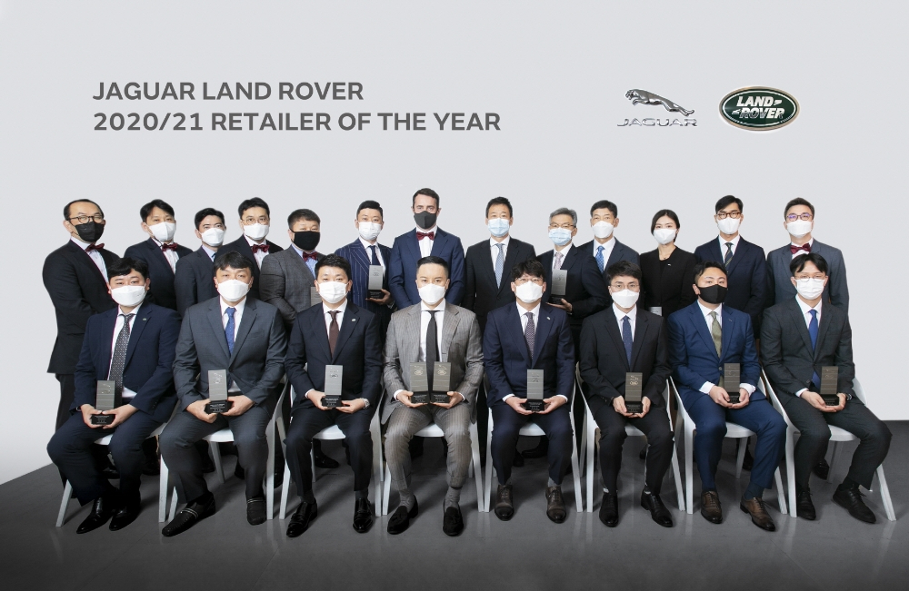 ‘2020/21 리테일러 오브 더 이어‘ 주요 부문 수상자 및 임직원.(사진=재규어 랜드로버 코리아)