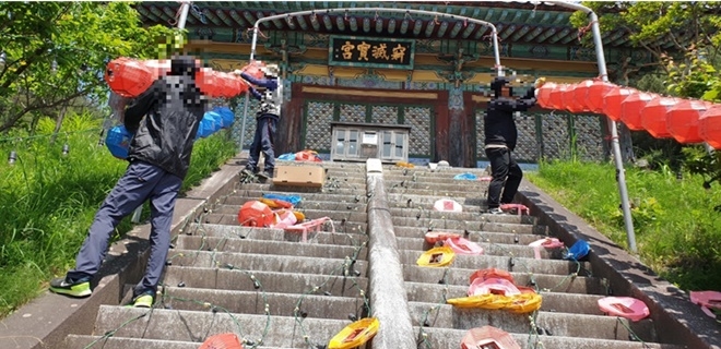 사회봉사명령대상자들이 24일 사찰 도리사 연등을 해체하고 있다.(사진제공=구미준법지원센터)