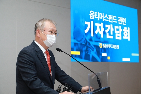 NH투자증권은 25일 여의도 파크원 NH금융타워 본사에서 옵티머스펀드 관련 기자간담회를 진행했다. NH투자증권 정영채 대표이사가 기자회견문을 발표하고 있다. 사진=NH투자증권