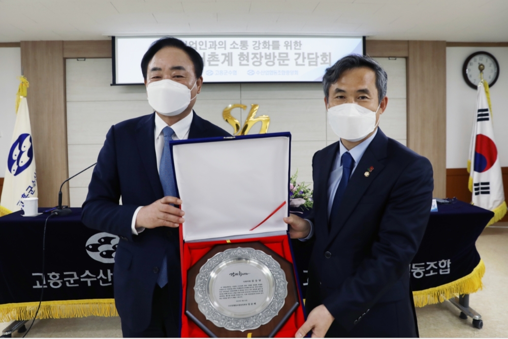 임준택 수협중앙회장(왼쪽)이 25일 고흥군수협 북촌어촌계에서 더불어민주당 김승남 국회의원(오른쪽)에게 어촌 복지 향상과 수산업 발전을 위한 의정활동에 대한 사의를 담아 감사패를 전달하고 있다.(사진=수협중앙회)