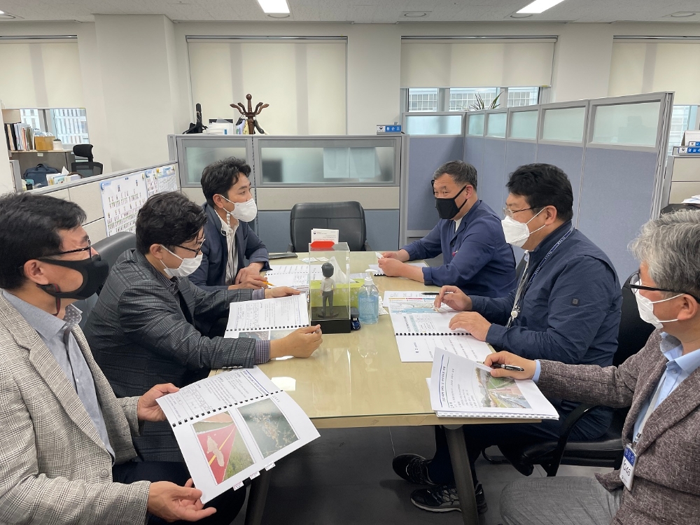 오규석 부산 기장군수는 5월 26일 오후 2시 행정안전부를 방문해 지역 현안사업의 신속한 추진을 위한 특별교부세와 내년도 지방교부세 규모 확대 지원을 적극 건의하고 있다.(사진제공=부산 기장군)