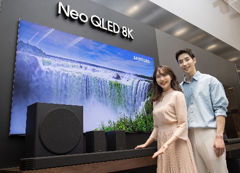 삼성전자 모델들이 삼성전자 수원 디지털시티에서 신제품 사운드바 HW-Q950A를 소개하고 있다. 사진=삼성전자