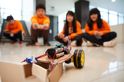 동력장치를 이용한 미션로봇 만들기를 완성한 청소년들의 모습. 사진=미래에셋박현주재단