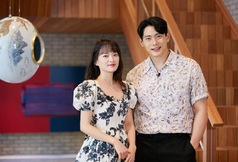 아이소이 뮤즈 천우희&유태오, '아이소이 아트프로젝트' 방문