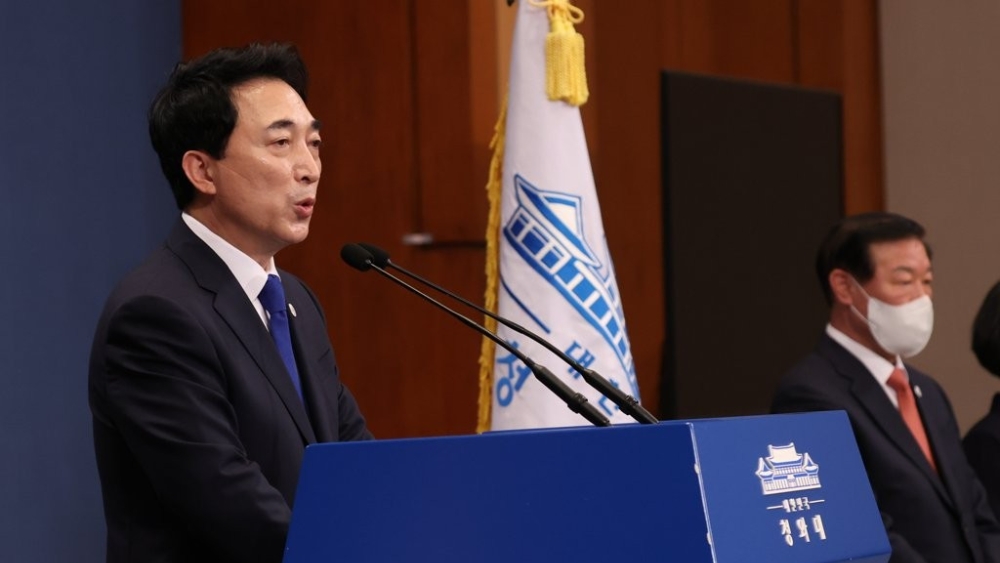 문재인 대통령, 참모진 인사 단행... 국민소통수석에 박수현 전 대변인