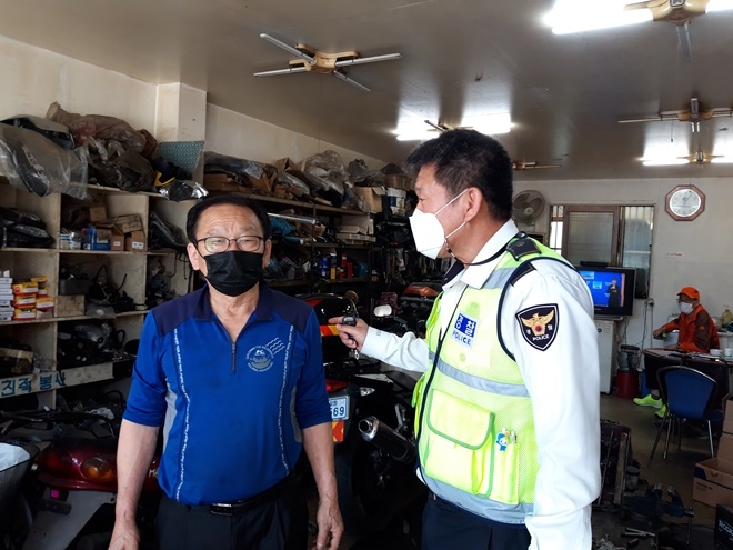 경찰이 이륜차 교통사고 예방을 위한 현장 교육 홍보를 하고 있다. (사진제공=창원서부경찰서)