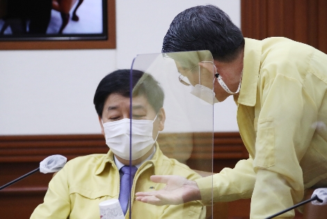 구윤철 국무조정실장(왼쪽)이 28일 정부서울청사에서 열린 제36차 비상경제 중앙대책본부 회의에서 은성수 금융위원장과 대화하고 있다. 사진=연합뉴스