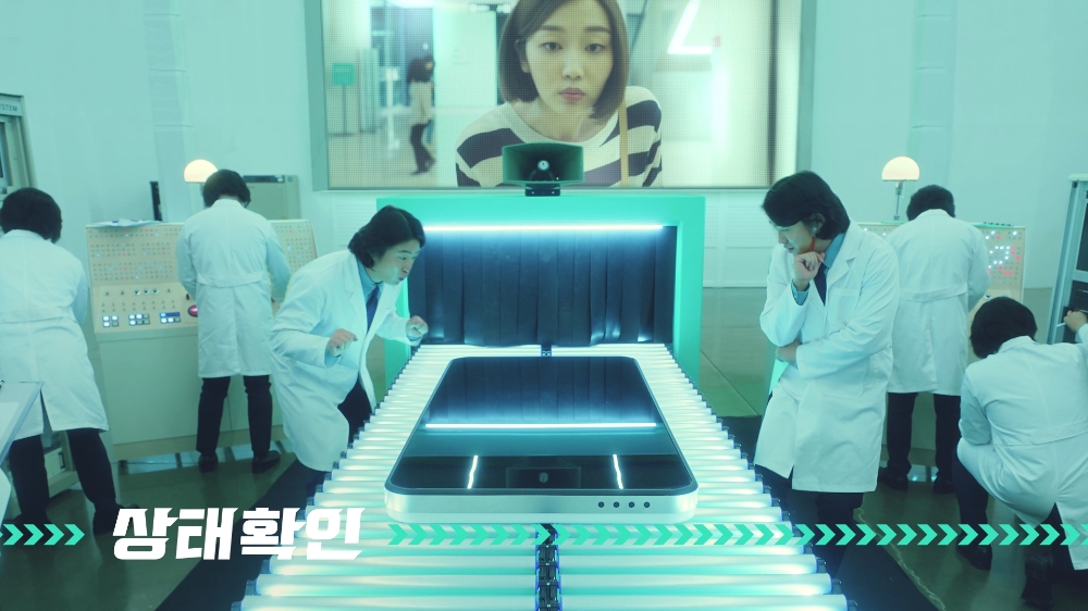 민팃 ‘판매’ 편 영상 화면 캡쳐. 민팃 모델인 안재홍이 민팃ATM 기기 속에서 휴대폰 상태를 확인하고 있다.(사진=SK네트웍스)