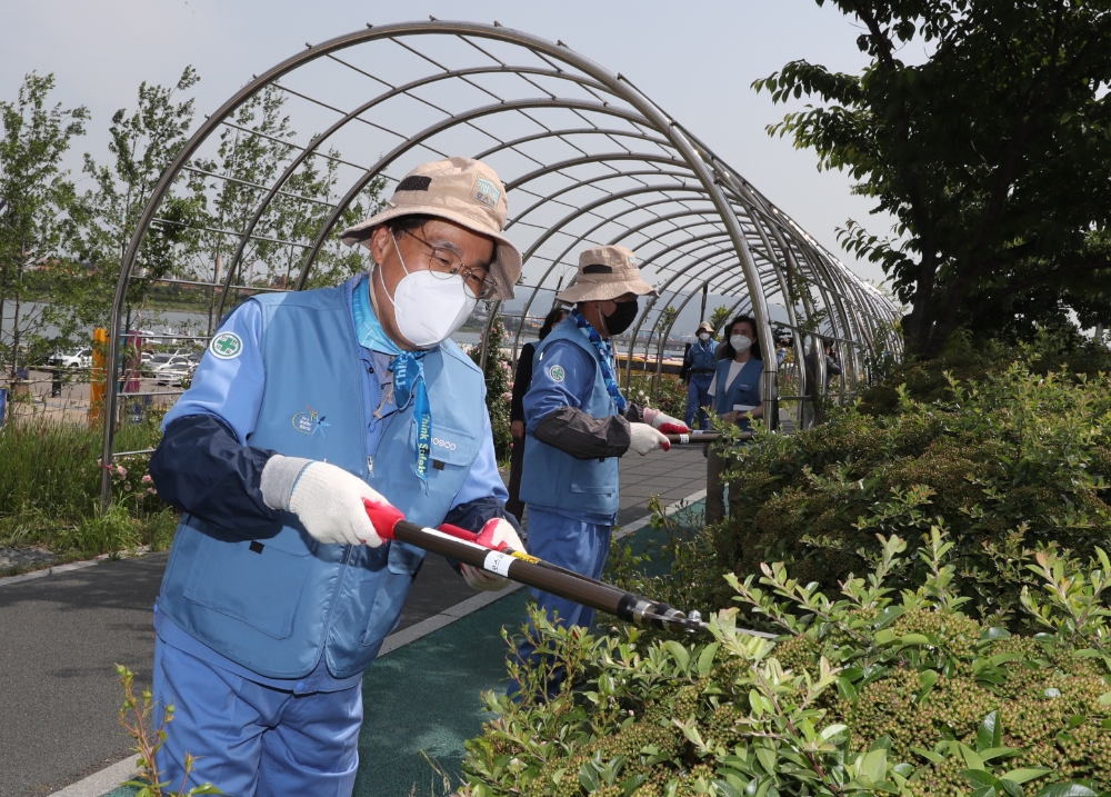 포스코 최정우 회장이 1일 2021 글로벌 모범시민 위크를 맞이해 포항 형산강 일대에서 봉사활동에 참여하고 있다.(사진-포스코)