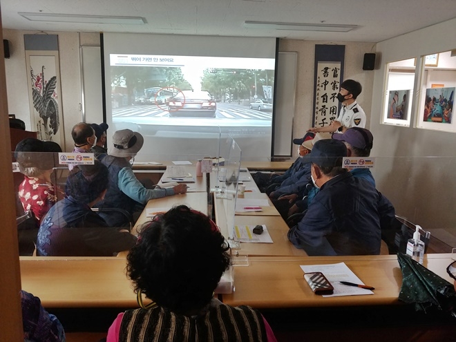 경찰이 5월 31일 창원시니어클럽에서 교통안전교육을 하고 있다.(사진제공=창원서부경찰서)