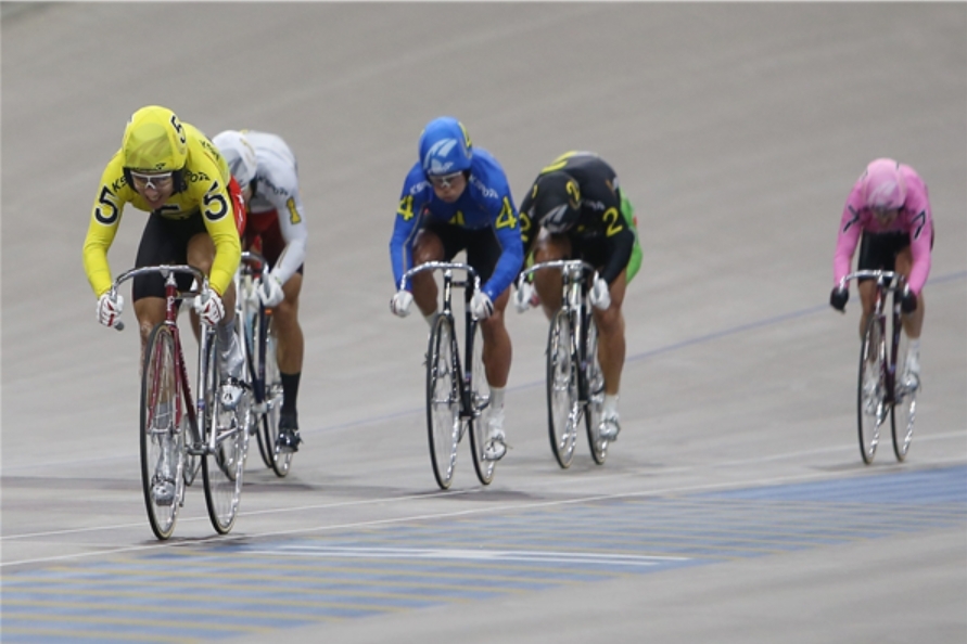 임채빈이 3일 연속 강력한 자력 선행 승부로 우승을 차지했다. 지난 30일 특선급 결승 경주로 임채빈(5번, 노란색)이 결승선을 향해 힘차게 페달을 밟고 있다. (사진=국민체육진흥공단)