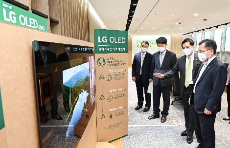 1일 강서구 LG사이언스파크에서 열린 탈플라스틱 실천 협약식에서 LG전자 박형세 HE사업본부장(왼쪽)이 홍정기 환경부 차관(오른쪽)에게 플라스틱 사용의 원천 감축이 가능한 LG 올레드 TV를 설명하고 있다. 사진=LG전자