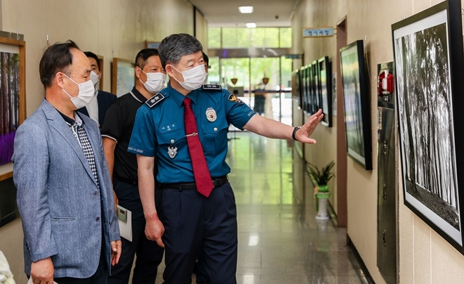 이문수 경남경찰청장이 작품을 감상하고 있다.(사진제공=경남경찰청)