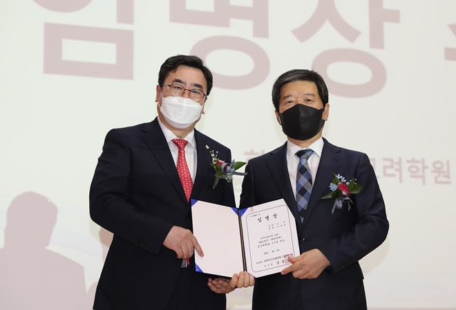 임명장 수여받은 오경승 병원장(왼쪽)이 김종철 이사장과 기념촬영.(사진제공=고신대복음병원)