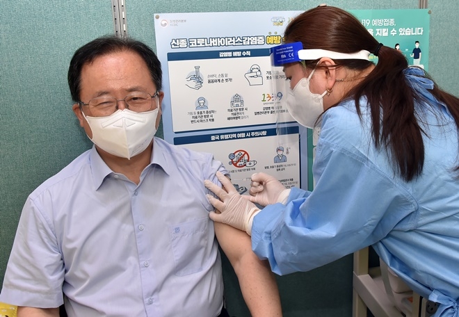 김석준 부산교육감이 4일 연제보건소에서 아스트라제네카(AZ)백신을 접종하고 있다.(사진제공=부산시교육청)
