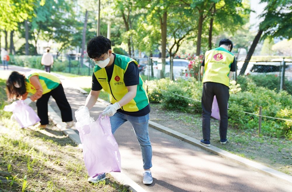 롯데건설 샤롯데봉사단이 서울 잠원동 본사 인근에서 임직원 ‘걸음 기부 캠페인’의 일환인 줍깅 챌린지에 참여하고 있다.(사진=롯데건설)
