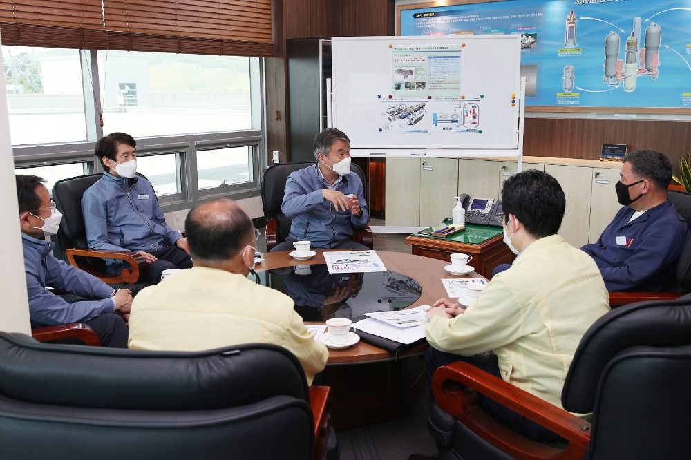 지난 5월 29일에 발생한 ‘신고리4호기 여자기(勵磁機) 설비 관련 화재’ 건에 대한 피해상황과 화재발생 원인 등에 관해서 상세 보고를 받고 있는 부산 기장군수(사진우측 검은마스크착용).(사진제공=부산 기장군)