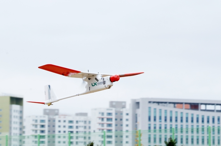 고정익 드론을 날리고 있는 모습.(사진=LX공사)