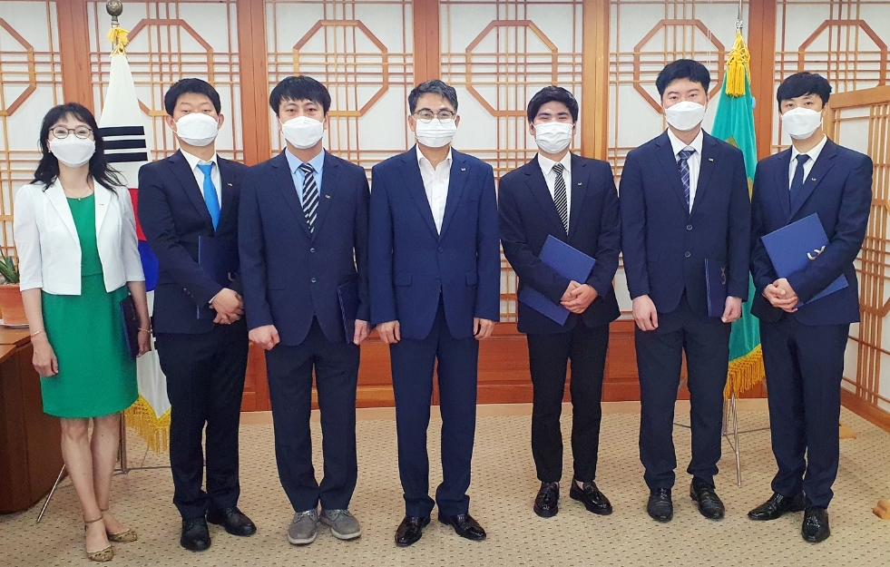 LX공사가 10일 LX본사에서 ‘신입사원 임용장 수여식’을 개최하고 김정렬 사장이 임용된 직원들을 만나 격려했다. (사진=LX공사)