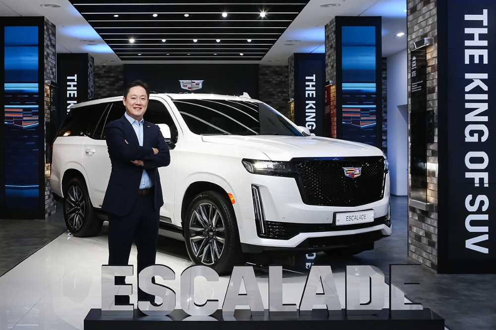 에스컬레이드와 캐딜락코리아 서영득 대표.(사진=캐딜락코리아)