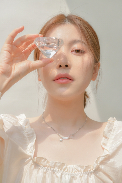 패션 크리에이터 디어제리 ‘own way목걸이’ 완판 기록