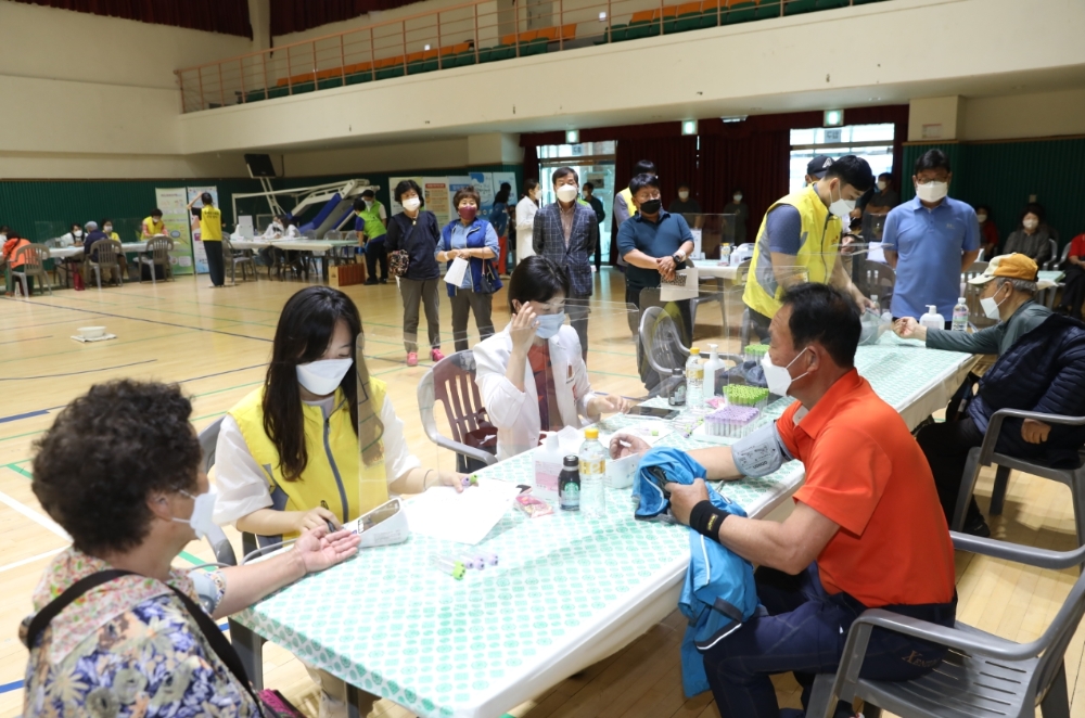 영덕지역 어업인들이 11일 영덕문화체육센터에서 경북대학교병원 및 포항의료원 의료진으로부터 전문 치료와 검진을 받고 있다.(사진=수협재단)