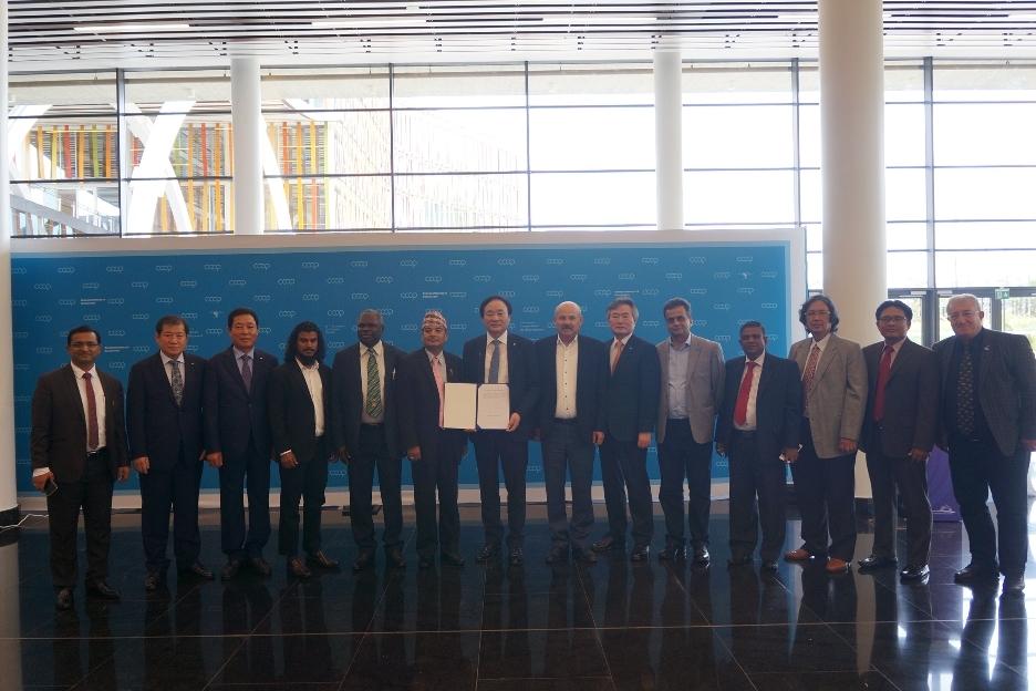 임준택 ICA수산위원회 의장(왼쪽으로부터 일곱 번째)과 세계 각국 회원단체장들이 지난해 10월 3일 르완다에서 열린 총회에서 지속가능한 수산업을 위한 키갈리 선언을 채택했다. 키갈리 선언은 ▲IPCC(기후변화에 대한 정부간 패널) 적극지지 ▲세계수산식품안전의 날 제정 ▲수산자원 확보를 위한 해상풍력 설치 반대·바다모래 채취 금지·불법어업 근절 ▲새로운 수요를 위한 수산식품 개발 ▲내수면 양식산업 육성 등을 골자로 한다. (사진=수협중앙회)