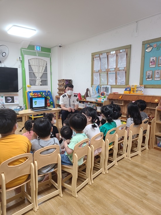 하버드어린이집에 방문해 어린이 교통안전교육을 하고 있다.(사진제공=창원서부경찰서)