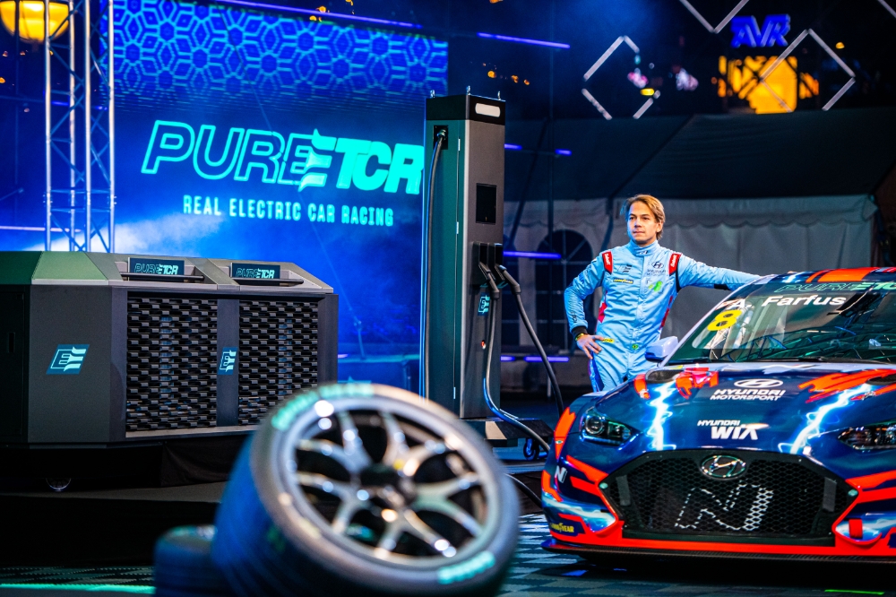 작년 10월 9일 덴마크 코펜하겐 시청 앞에서 2021 시즌 PURE ETCR 대회 선포식 무대위에 전시된 현대차그룹 수소연료전지 발전기와 현대 벨로스터 N ETCR, 드라이버 아우구스토 파푸스(Augusto Farfus)의 모습.(사진=현대자동차)