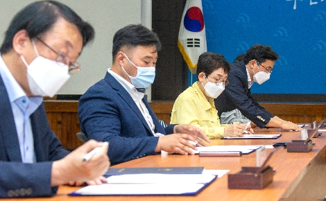 16일, 대전 대덕구청 청렴관에서 관계자들이 참석해 '대덕구 넷제로 햇빛발전소' 구축지원 업무협약을 체결했다. 사진=신협중앙회