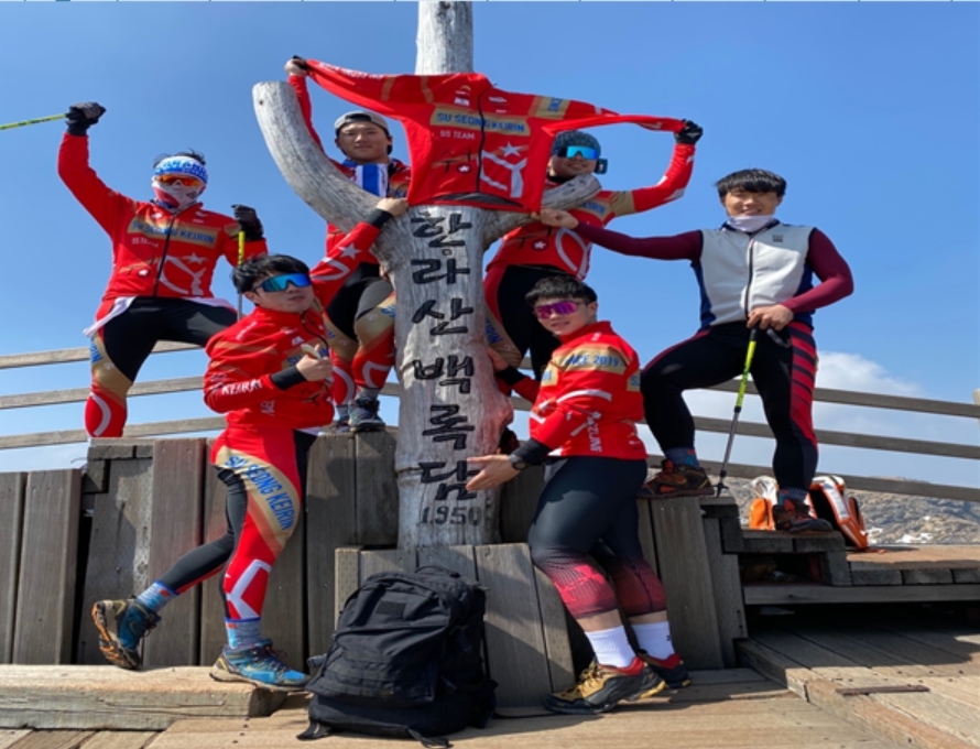 수성팀 선수들이 제주도 전지훈련 중 한라산 백록담에 올라 유니폼을 펼치며 각자 개성 있는 포즈로 기념촬영을 했다. (사진=국민체육진흥공단)