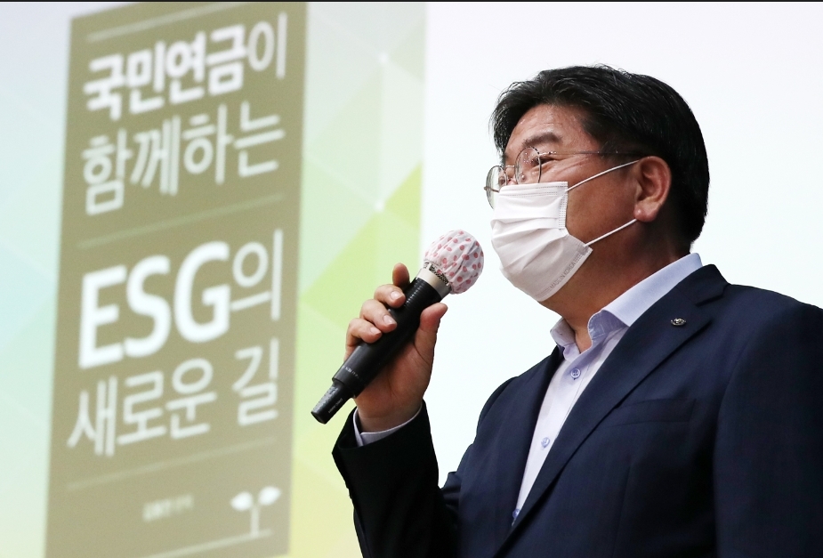국민연금공단 김용진 이사장이 21일 LX공사 본사 2층 대강당에서 ‘국민연금이 함께하는 ESG의 새로운 길’을 주제로 강연을 하고 있는 모습. (사진= LX한국국토정보공사)