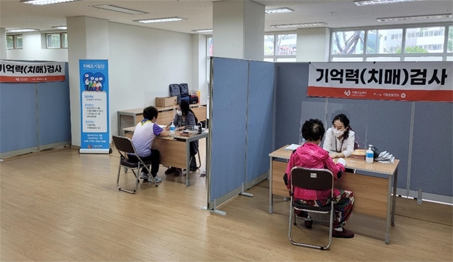 기장군치매안심센터에서 치매 인식개선 및 예방 홍보 캠페인 진행 모습.(사진제공=부산 기장군)