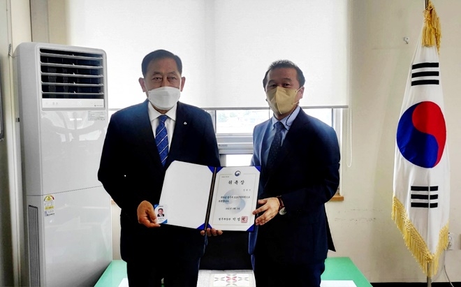 6월 22일 김경모 지소장이 신규 보호관찰위원인 장원선 MG새마을금고 이사장(사진왼쪽)에게 법무부장관 위촉장을 전수하고 기념촬영.(사진제공=공주준법지원센터)