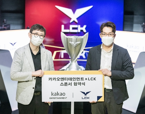 협약식 후 포즈를 취한 박종철 카카오엔터 부사장(좌)과 오상헌 LCK대표(우). 사진=라이엇 게임즈