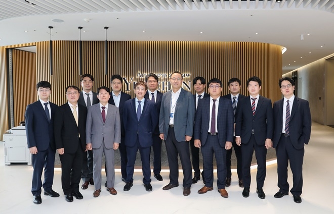 뒷줄 : 왼쪽부터 신원재 변호사 / 정대원 변호사 / 이시원 변호사 / 이동현 공인노무사 / 이준영 공인노무사.앞줄 : 왼쪽부터 이석원 변호사 / 최관수 변호사 / 정유철 변호사 / 공동센터장 조상욱 변호사 / 공동센터장 박영만 변호사 / 김익현 변호사 / 김지석 변호사 / 류지완 변호사). (사진제공=율촌)