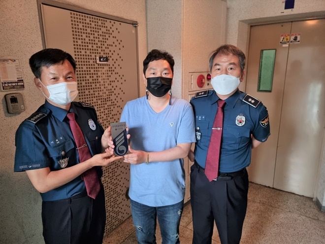 이태규 창원서부경찰서장이 6월 22일 국가유공자 유가족 명패달아드리기 행사에 동참하고 있다.(사진제공=창원서부경찰서)