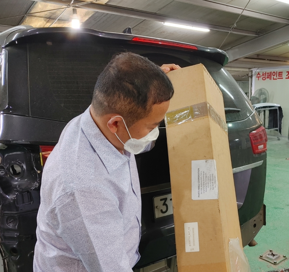 케이투모터스 박영훈 대표가 미국 LA에서 항공편으로 받은 수입차 부품을 확인 중이다.(사진=케이투모터스)