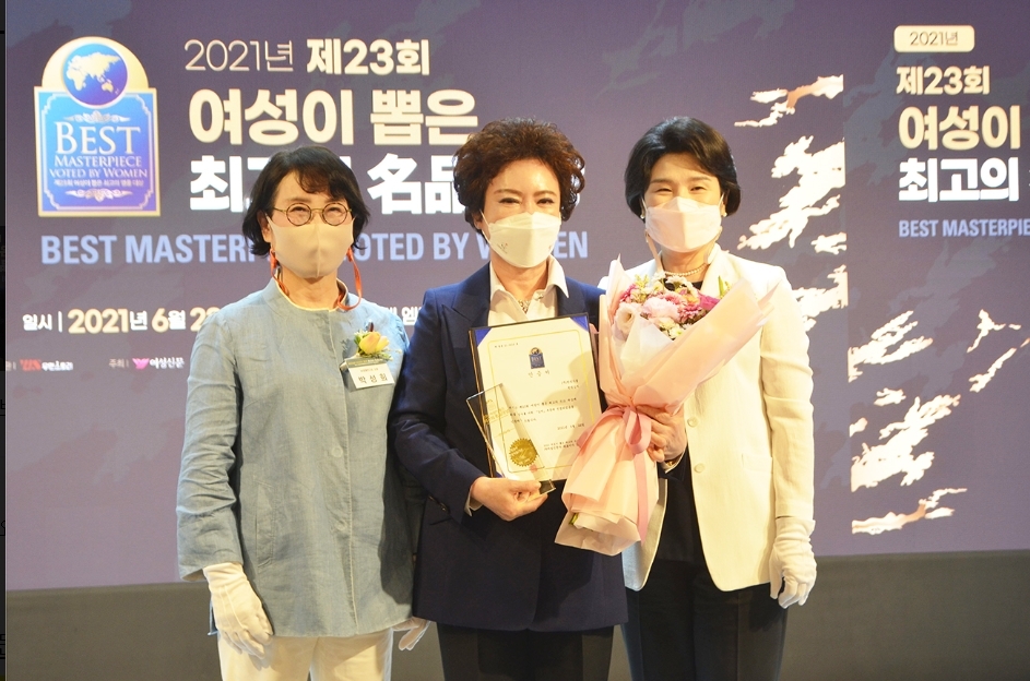 한성식품 김순자 대표가 ‘여성이 뽑은 최고의 명품대상’ 김치부문을 수상했다.(사진=한성식품)