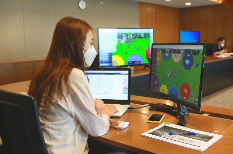 LG화학 석유화학본부 인재육성팀 담당자가 아바타를 통해 신입사원과 소통하는 모습. 사진=LG화학