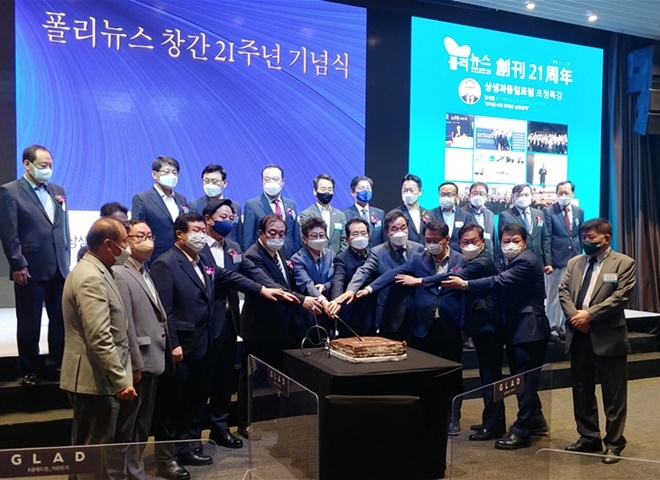 6월 23일 서울 여의도 글래드호텔 블룸홀에서 열린 상생과 통일포럼 ”바이든시대 북핵과 남북관계”강연에서 설훈 국회의원. 김두관 국회의원. 정대철 고문. 김능구 폴리뉴스 대표이사. 박준희 아이넷방송 회장. 정세균 전 국무총리. 이낙연 전 국무총리. 이광재 국회의원 등이 기념촬영을 하고 있다. (사진제공=아이넷방송)