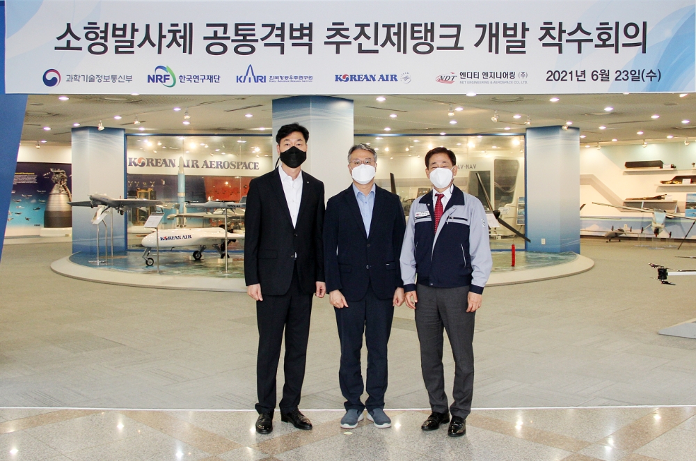 (왼쪽부터) 공병호 대한항공 항공기술연구원장, 박재성 한국항공우주연구원 미래발사체연구단장, 한현우 엔디티엔지니어링 대표이사.(사진=대한항공)