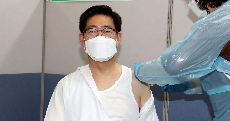 양승조 충남지사가 25일 충남 홍성보건소에서 아스트라제네카(AZ)사의 코로나19 예방 백신 2회차를 맞고 있다. 사진=연합뉴스