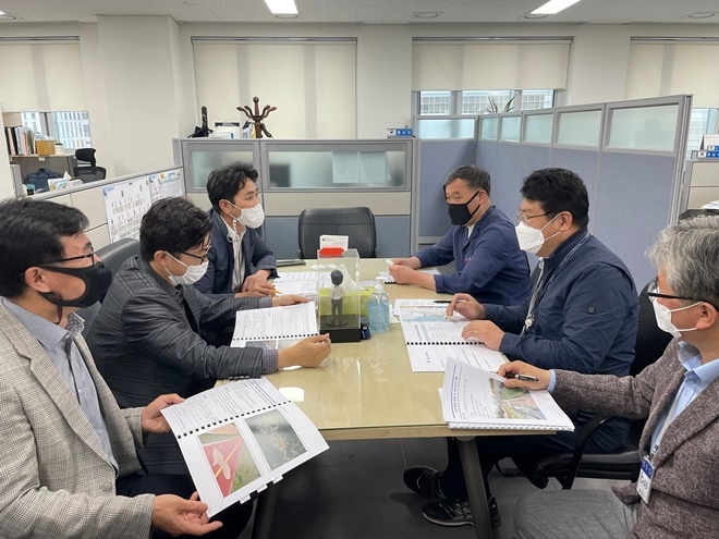 기장군수는 지난 5월 26일 오후 2시 행정안전부를 방문해 지역현안 사업의 신속한 추진을 위한 특별교부세와 내년도 지방교부세 규모 확대 지원을 적극 건의모습.(사진제공=부산 기장군)