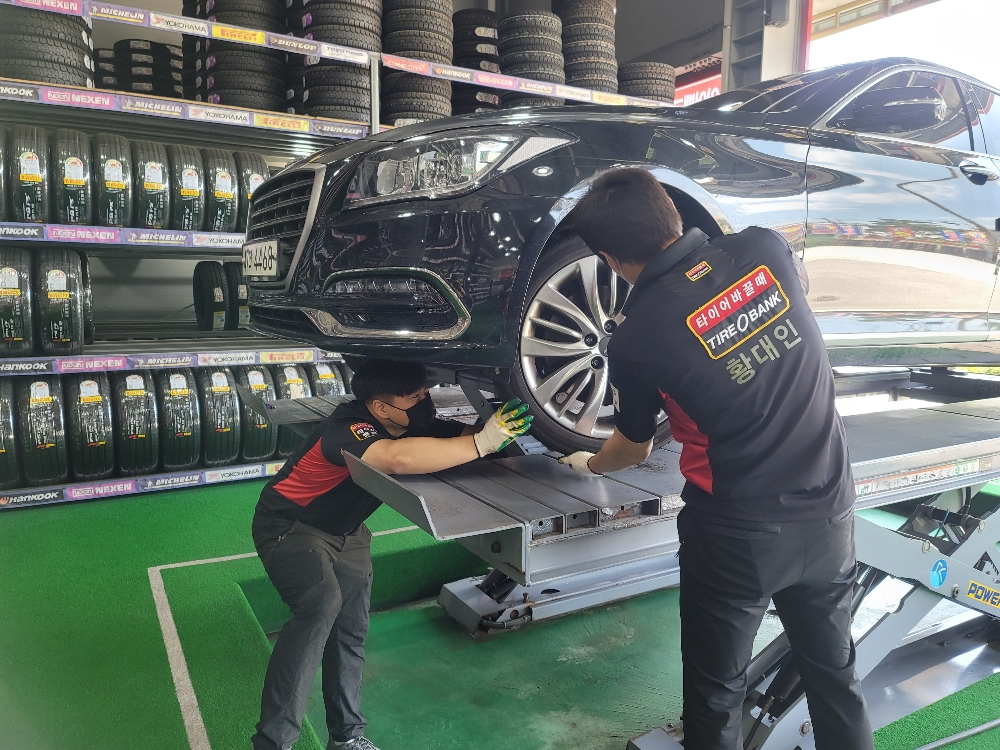 타이어뱅크 매장에서 점주가 고객의 타이어를 교체하고 있다.(사진=타이어뱅크)