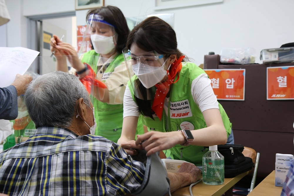 지난 7일 전라남도 여수로 의료봉사활동을 떠난 제주항공과 열린의사회 자원봉사자들이 주민들의 건강상태를 살피고 있다.(사진=제주항공)